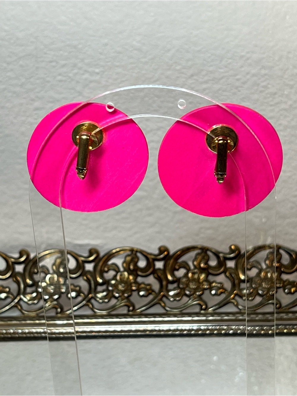 ☀️☀️2/$10 Vintage Pink and Purple Painted Wood Button Clip Back Clip On Earrings - Picture 7 of 9